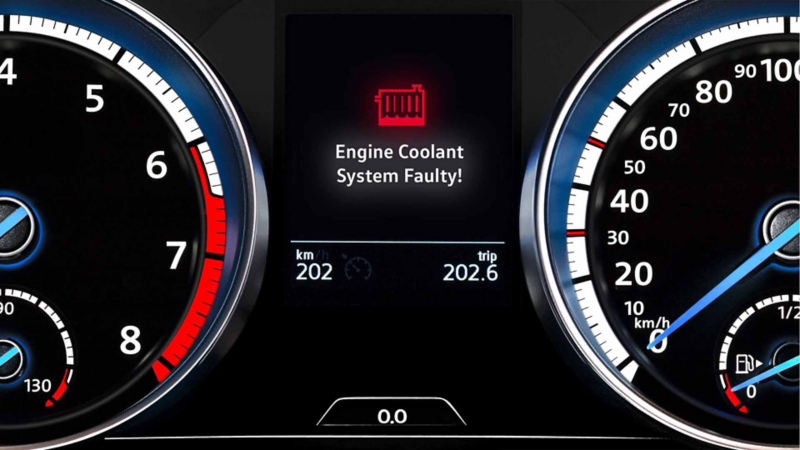 Vista della spia accesa che indica che il sistema di raffreddamento del motore è difettoso.