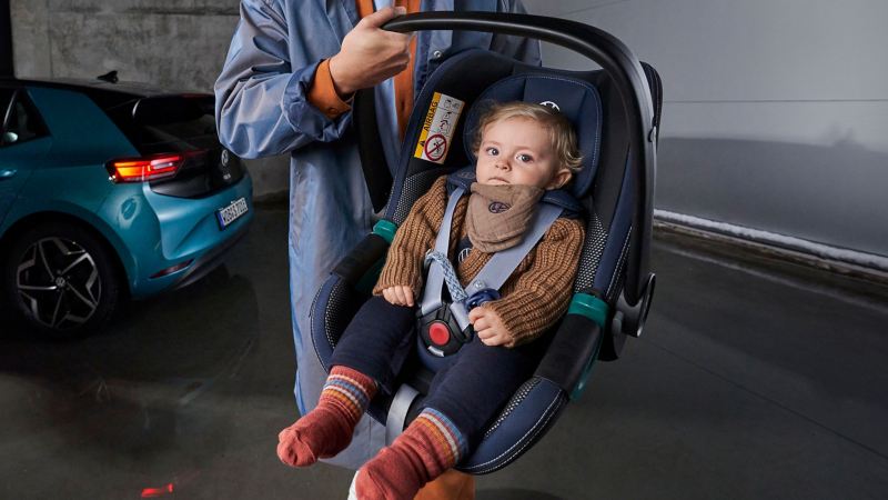 Baby im Kindersitz „i-SIZE Babyschale“ von VW Zubehör