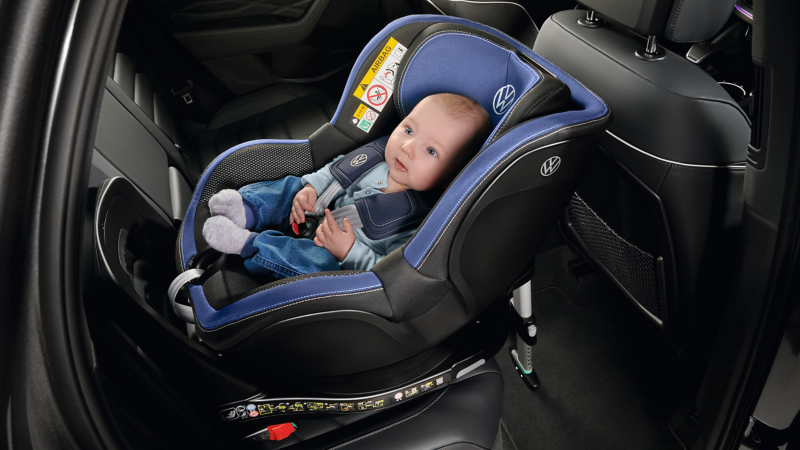 Baby sitzt rückwärtsgerichtet im VW Zubehör Kindersitz „i-SIZE Dualfix“ im ID. Cross