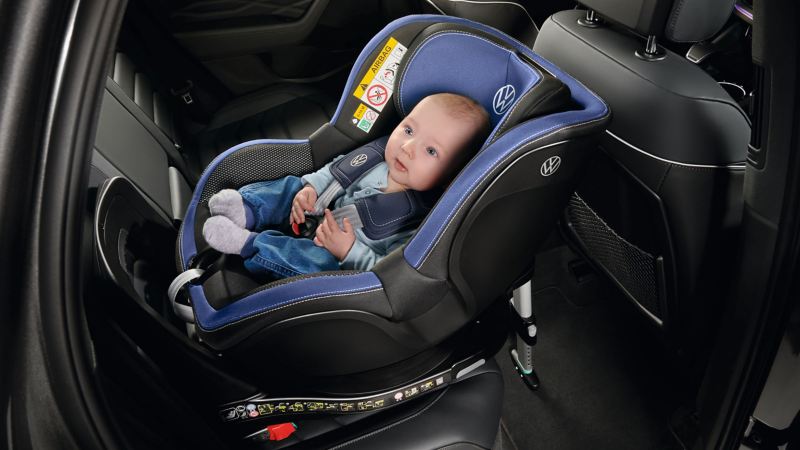 Kleinkind im Kindersitz „i-SIZE Dualfix“ von VW Zubehör