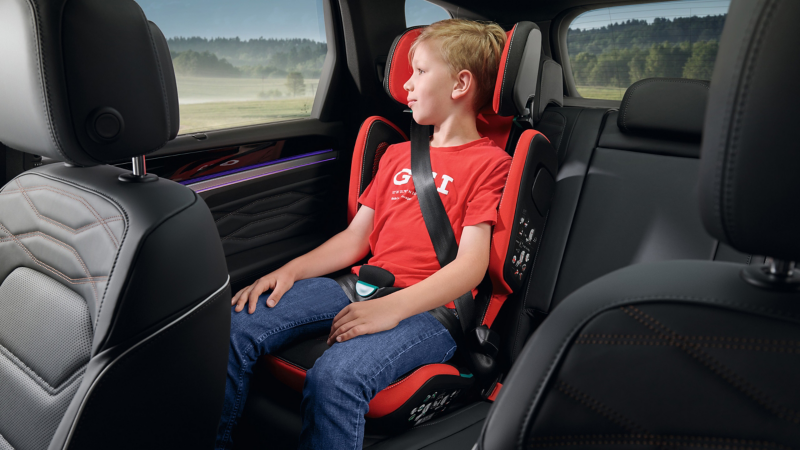 Junge im Kindersitz „i-SIZE Kidfix“ (GTI Design) von VW Zubehör