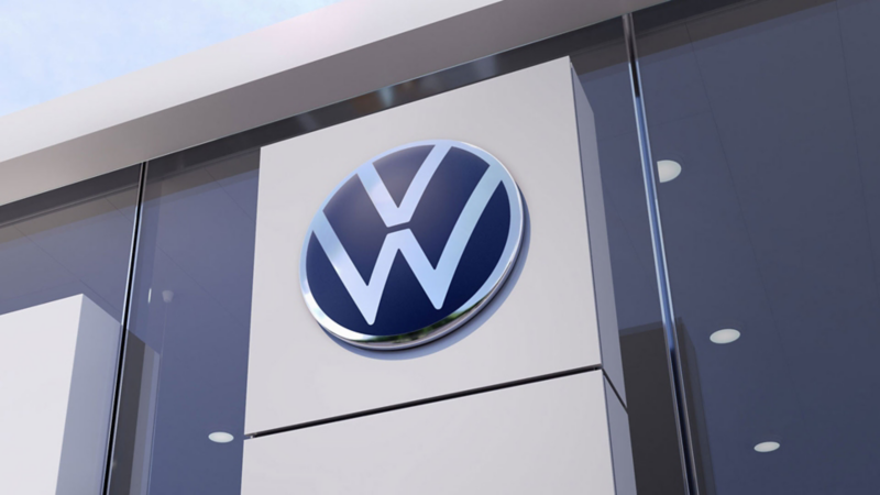 VW Logo an modernem Gebäude