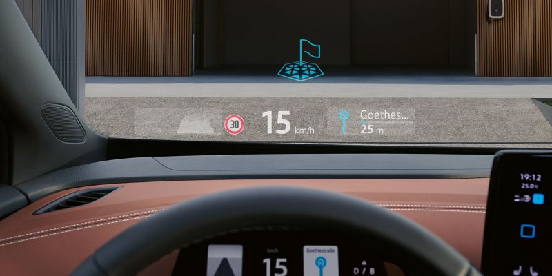 Visualizzazione del display head-up con realtà aumentata in un’auto Volkswagen
