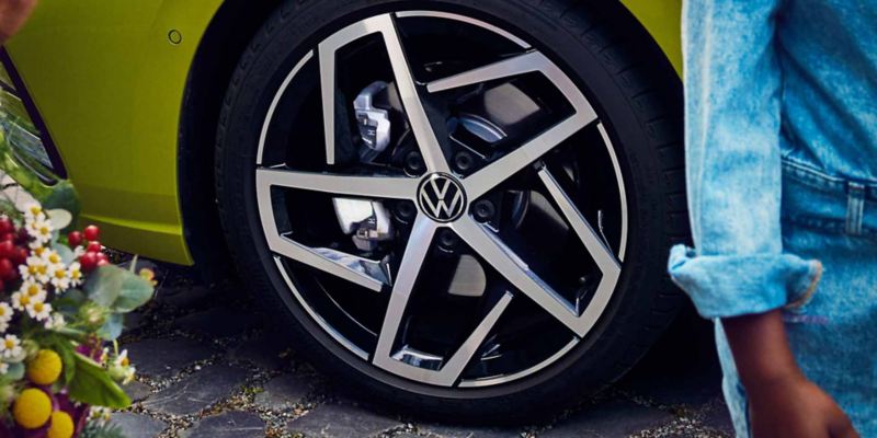Vista di uno pneumatico con sopra il logo del brand Volkswagen.