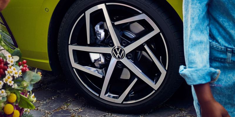 Het linkervoorwiel van een VW Golf – het remsysteem met remschijf en remklauw is te zien
