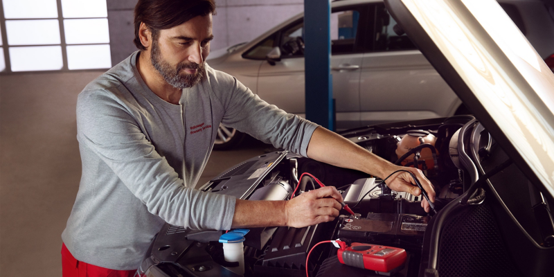 VW service employee checks a Volkswagen Economy Wiper Blade