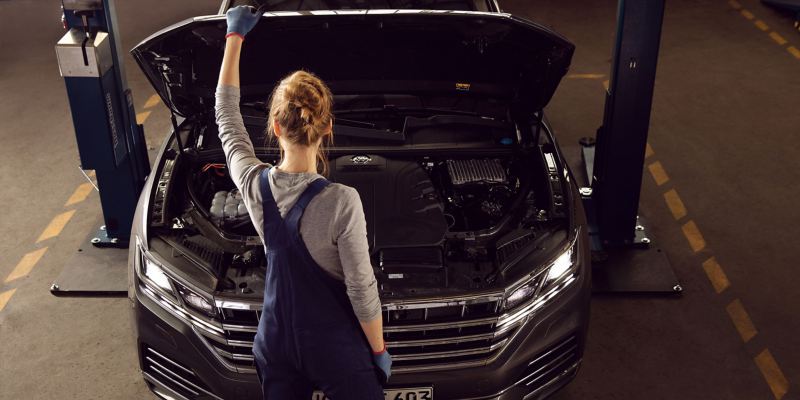 En VW servicemedarbejder håndterer Originale Dele