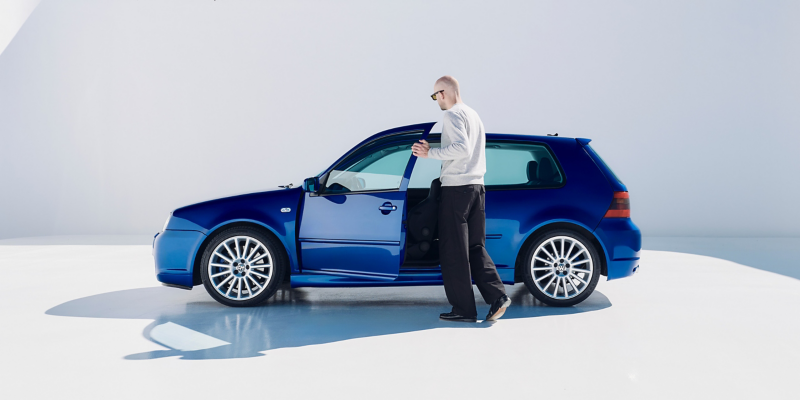 Seitenansicht VW Golf R32, Mann an offener Fahrertür