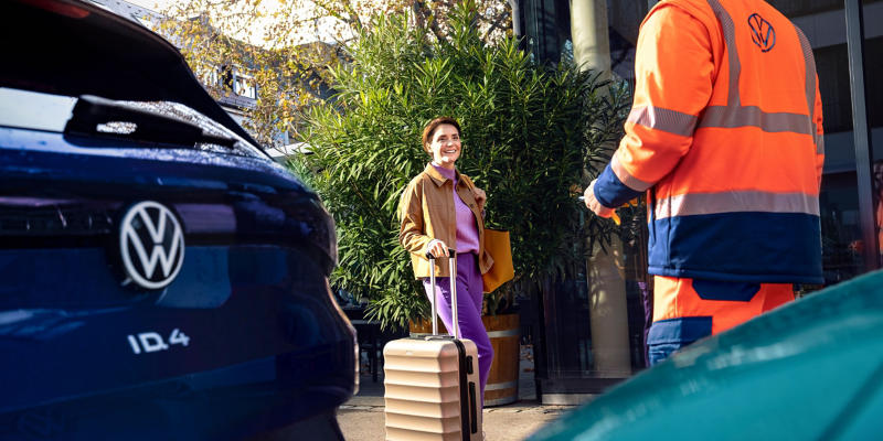 Un employé du service Entretien VW remet un véhicule de remplacement à un client - mobilité de remplacement