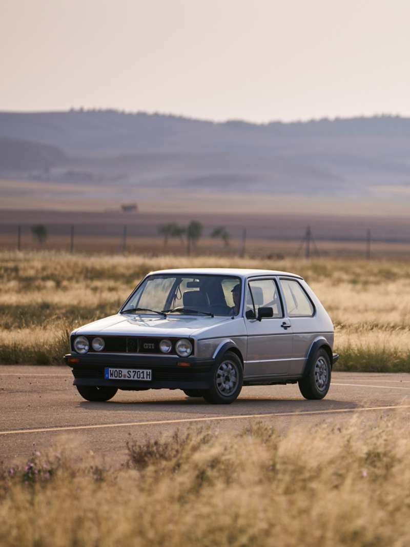 田舎道を走るVW Golf 1 GTI