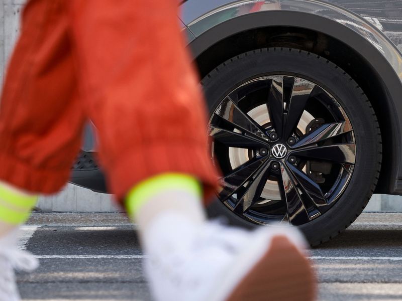 Die Füße einer Person vor einem VW Reifen sind zu sehen – AirStop®