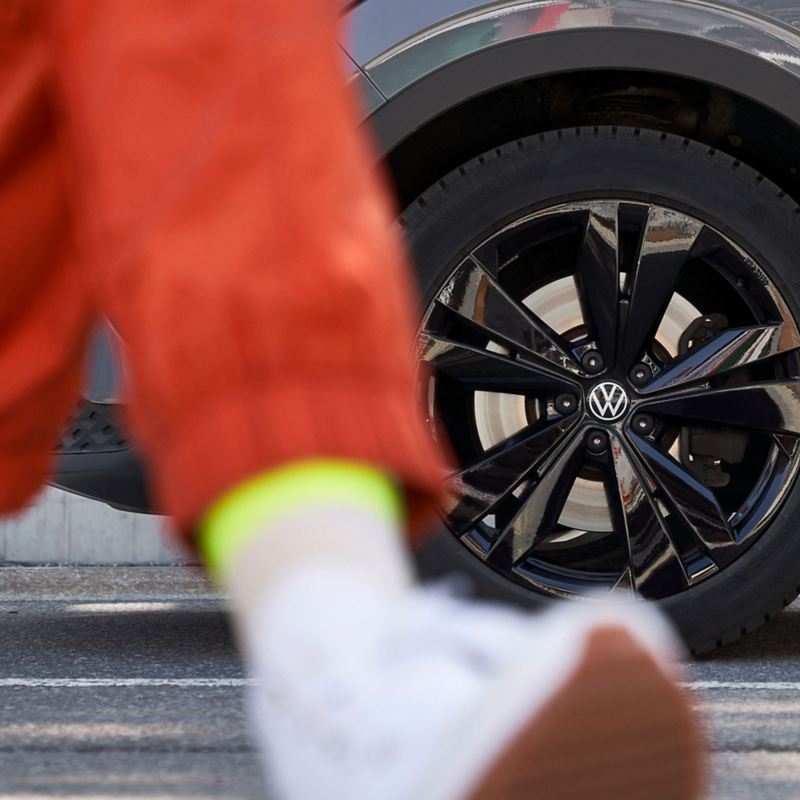 Die Füße einer Person vor einem VW Reifen sind zu sehen – AirStop®