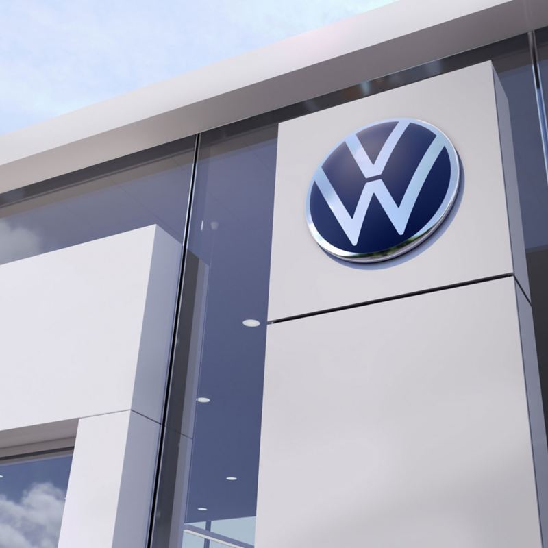 Das Volkswagen Logo an einem VW Autohaus – Aktuelles zur Diesel-Thematik