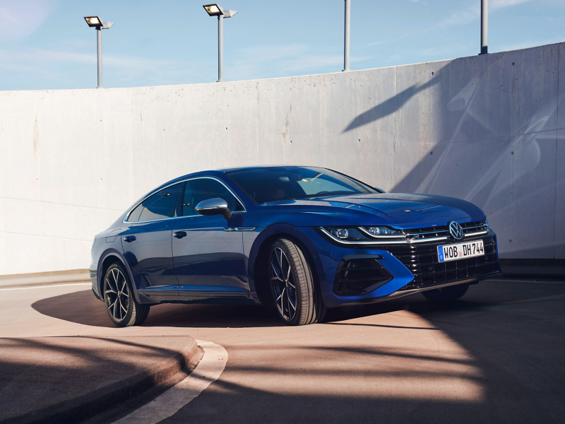 A new Arteon R driving up a ramp into a car park