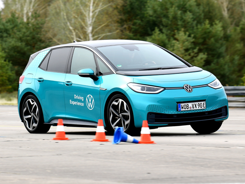 Ein sportlicher Volkswagen fährt einen Parcours des Fahrsicherheitstrainings ab