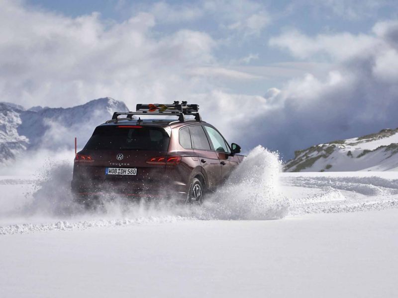 Ripresa di un'auto Volksawgen mentre frena su una superficie ricoperta di neve.