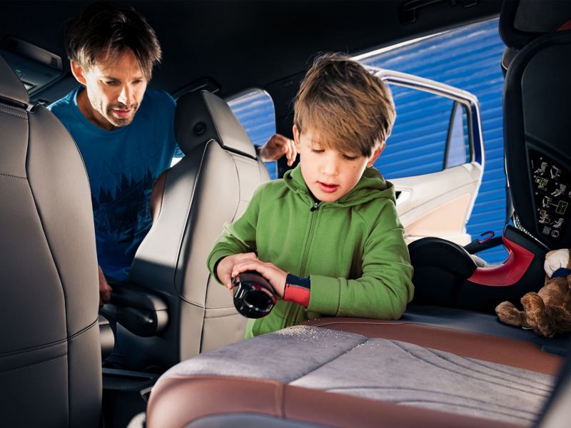 En far og søn ordner indtrækket i en Volkswagen ID.4