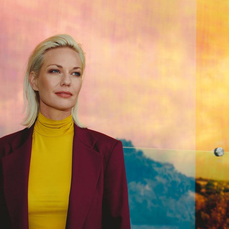 Blonde Frau vor Panorama – Volkswagen Dialog Center