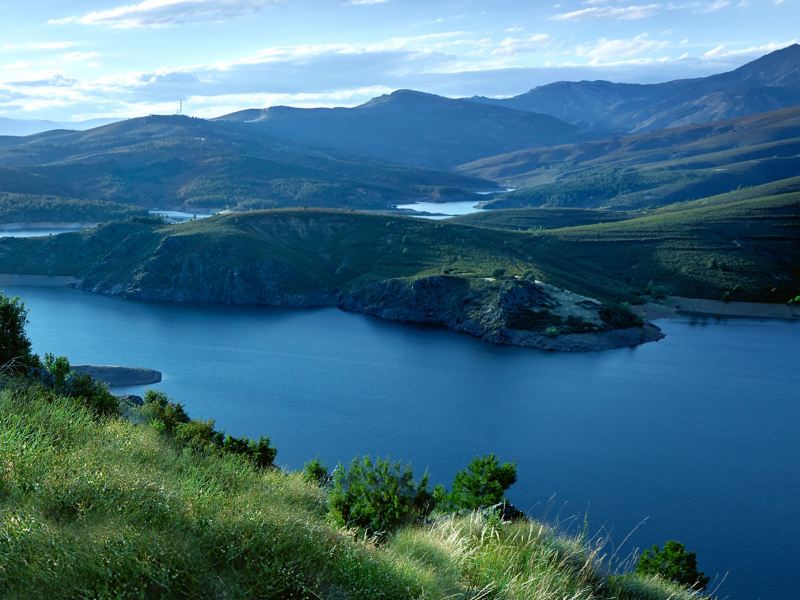Idylliczne górskie jezioro – polityka środowiskowa i związane z nią deklaracje