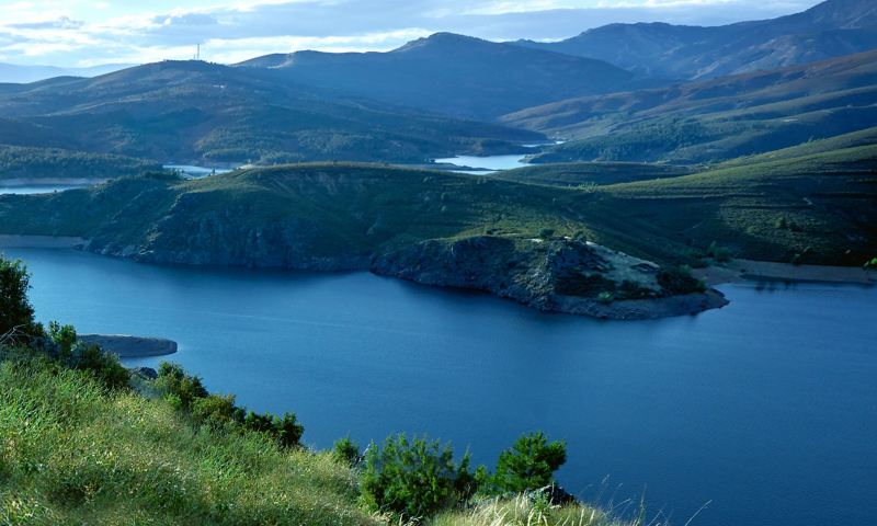 Idylliczne górskie jezioro – deklaracje polityczne