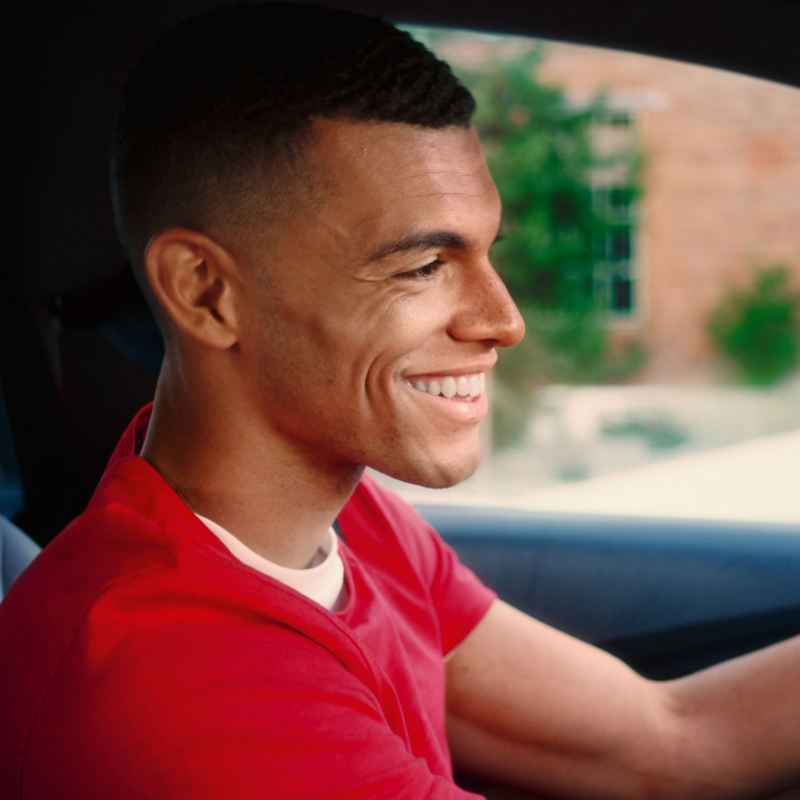 Ein Mann freut sich auf seine VW Driving Experience Tour