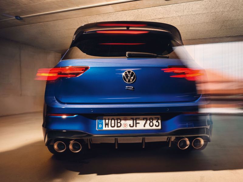 Das Heck des VW Golf R Performance mit leuchtendem Bremslichtern ist zu sehen