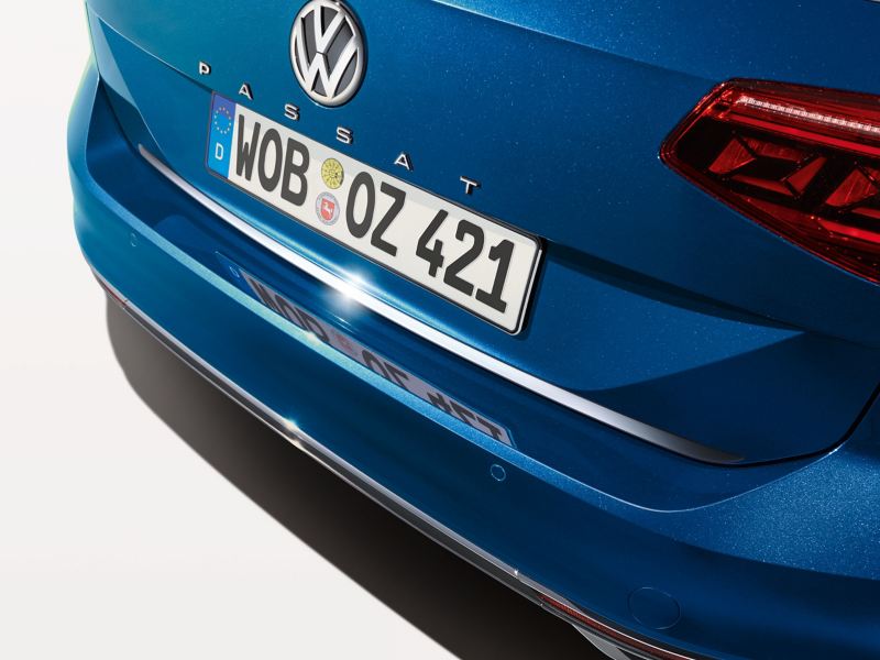 Listwa ochronna w optyce stali nierdzewnej na górnej powierzchni zderzaka niebieskiego Volkswagena Passata Variant, bagażnik jest otwarty
