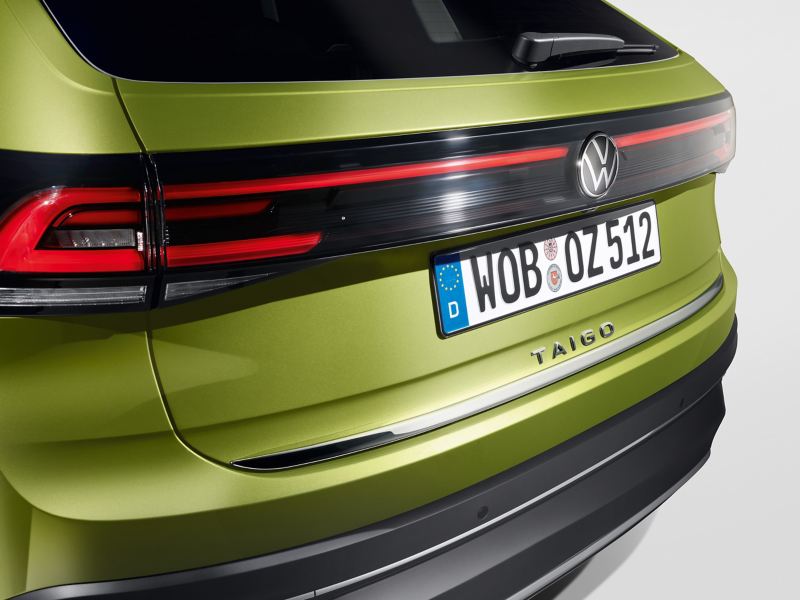 Listwa ochronna w kolorze chromu na pokrywie bagażnika z oferty Akcesoriów VW do Volkswagena Taigo