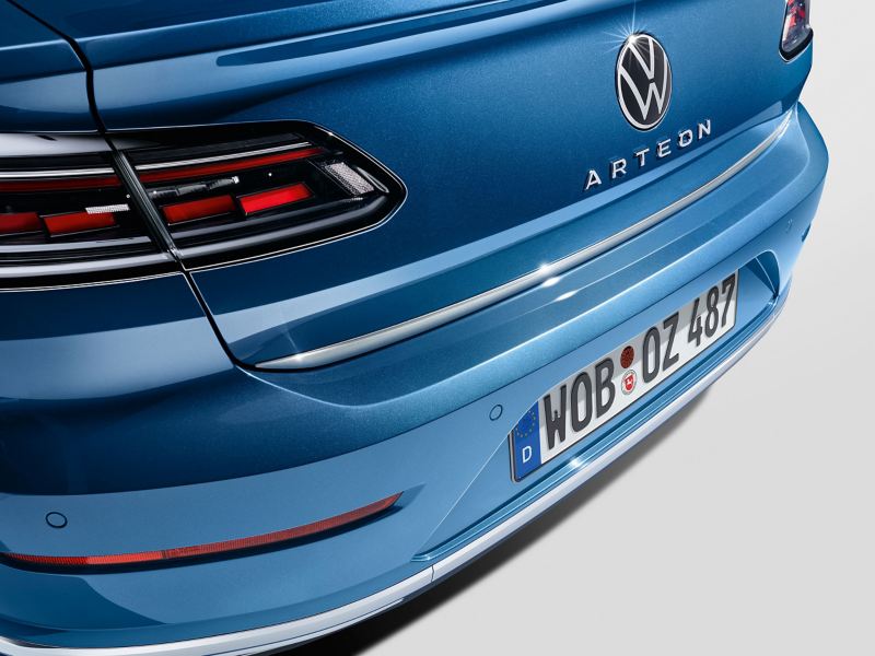 Listwa ochronna dolnej krawędzi pokrywy bagażnika w optyce chromu z oferty Akcesoriów VW
