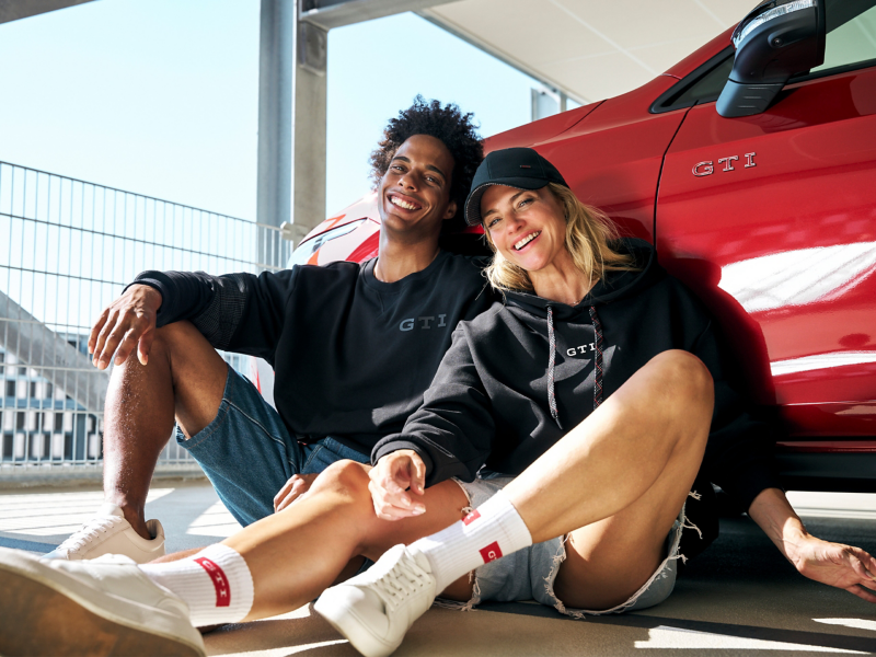 Mann und Frau in VW GTI Kleidung – VW Lifestyle Fanartikel