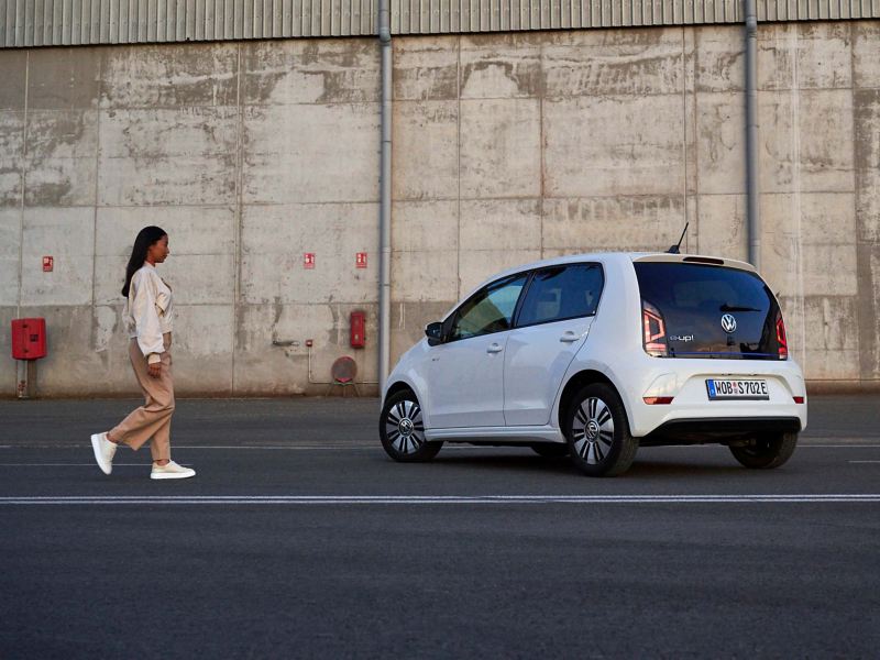 Frau läuft zu einem VW up!