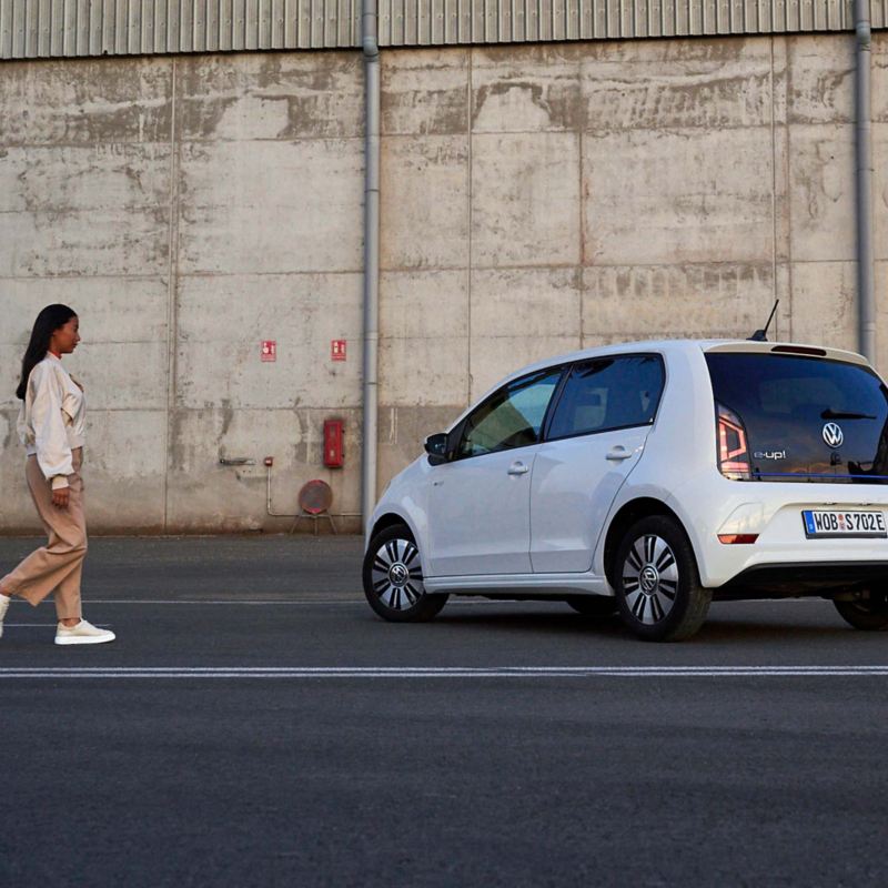 Frau läuft zu einem VW up!