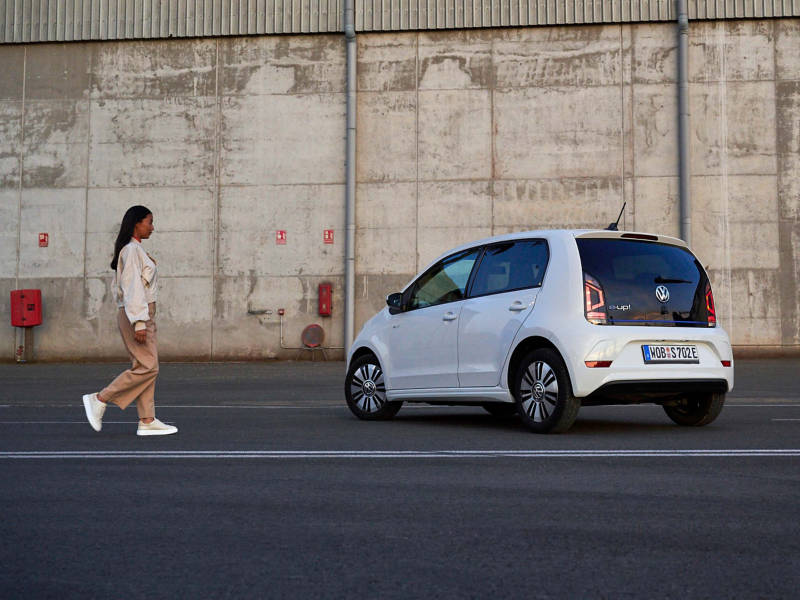 Frau läuft zu einem VW up!