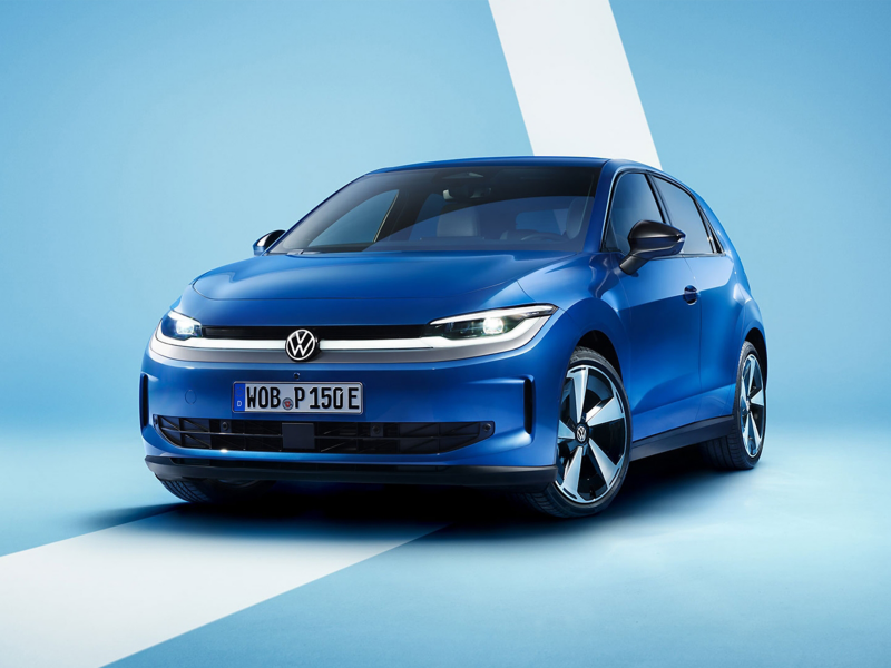 Ein blauer VW ID. Polo von schräg vorne vor einem hellblauen Hintergrund. 