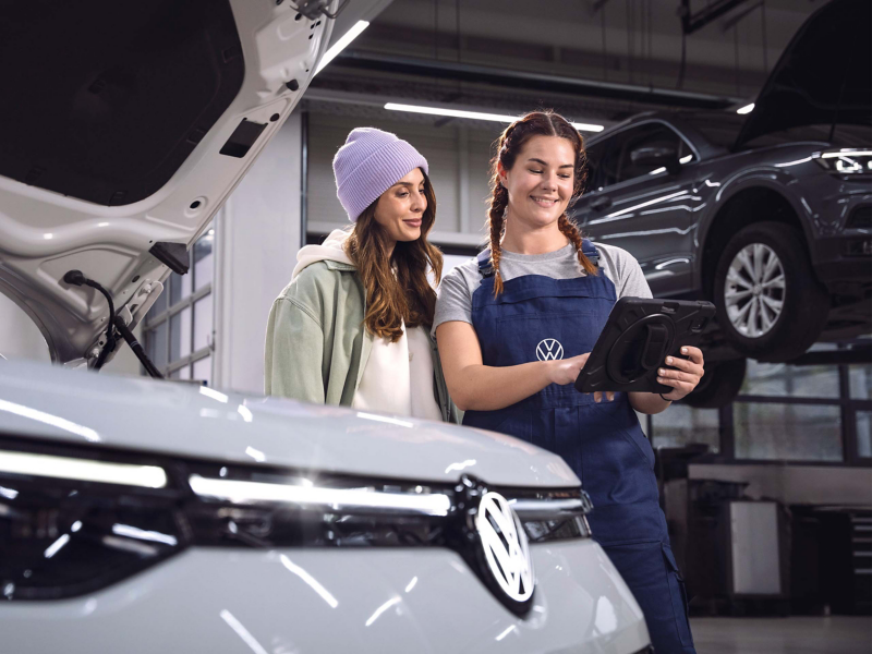 Pracownik serwisu VW doradzający klientowi w sprawie usług VW