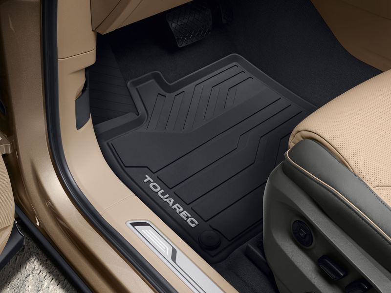 Dywanik gumowy Premium z napisem „Touareg” umieszczony na podłodze przed siedzeniem kierowcy Volkswagena Touarega
