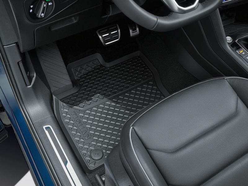Dywanik gumowy Premium na podłodze Tiguana przed siedzeniem kierowcy, z oferty Akcesoriów VW 