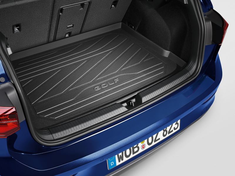 Mata bagażnika z oferty Akcesoriów VW w niebieskim VW Golfie 