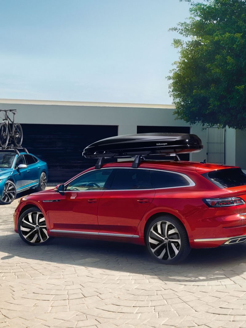 Zwei Volkswagen mit Dachbox, Fahrradträger und Fahrradhalter – praktisches VW Zubehör