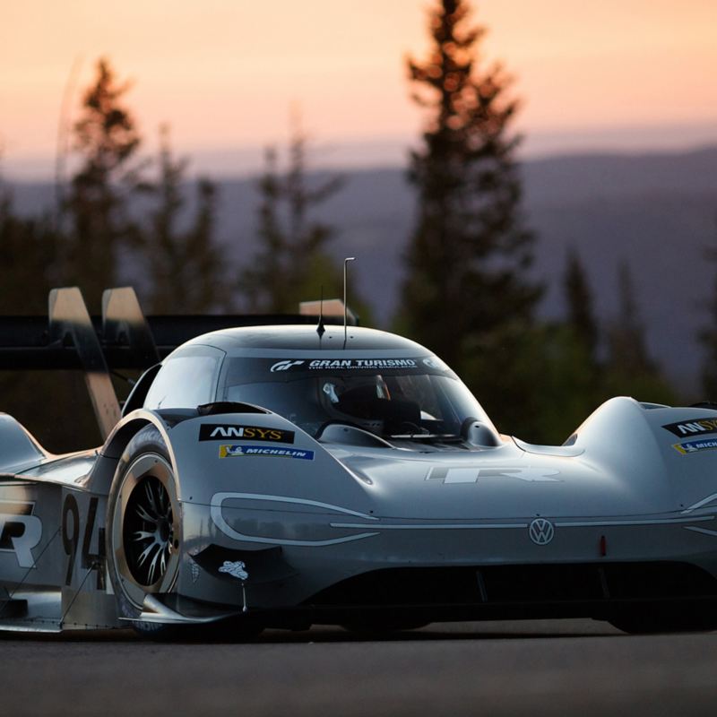 Der VW ID.R parkt bei einem Sonnenuntergang