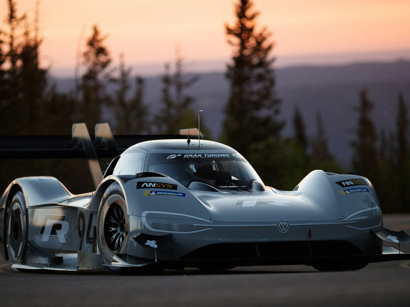 Der VW ID.R parkt bei einem Sonnenuntergang