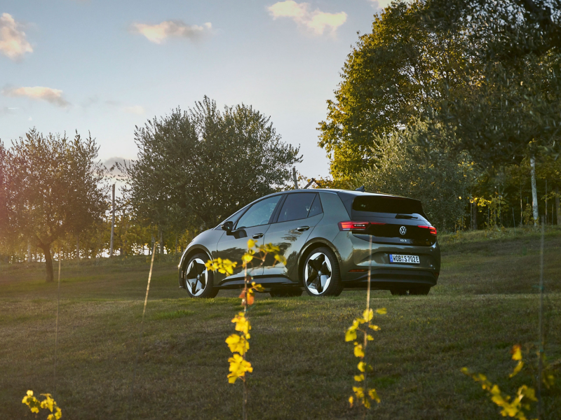 VW ID.3 auf einer idyllischen Landstraße