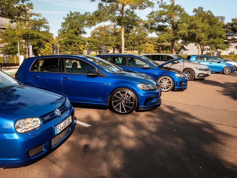 Volkswagen Autos auf einem Parkplatz – Treffen der R-Tuning Community beim „R & Coffee“