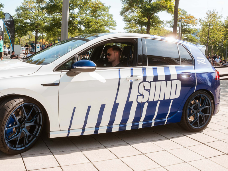 Ein Mann sitzt im VW Golf R 444