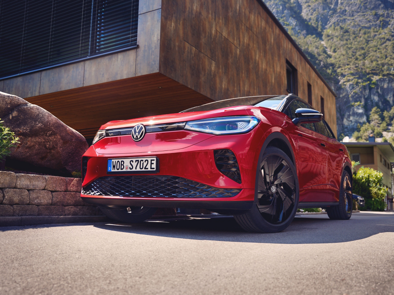 VW ID.4 GTX vor modernem Wohnhaus