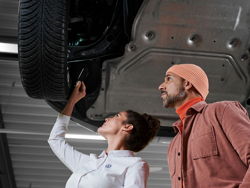 Ζευγάρι ελέγχει τα φρένα ενός VW