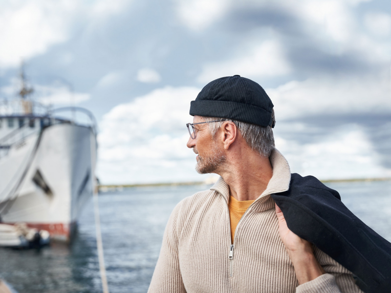 Hobbyhandwerker Matthew blickt im Hafen in die Ferne