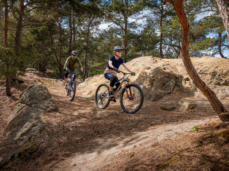 Ein Paar auf ihren Mountainbikes