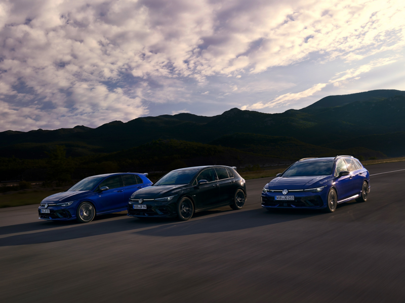 VW Golf R, VW Golf R Variant und VW Golf R Black Edition fahren nebeneinander auf Straße