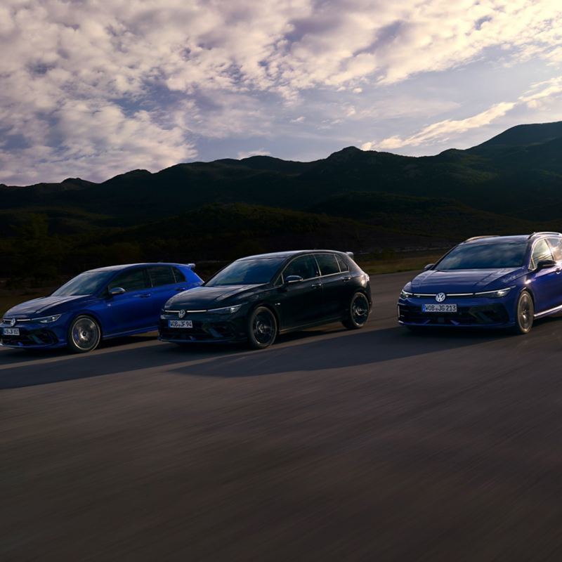 VW Golf R, VW Golf R Variant und VW Golf R Black Edition fahren nebeneinander auf Straße